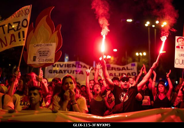 LEGJOBB KÉPEK - MADRID, SPANYOLORSZÁG, 2026. SZEPTEMBER 26.: Tüntetők vonulnak Madrid belvárosán a lakhatási válság és a kilakoltatások elleni tilt...