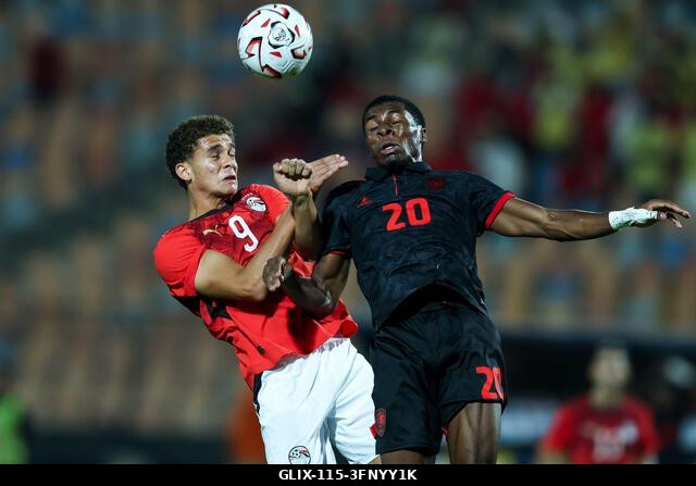 LEGJOBB KÉPEK - KAIRÓ, EGYIPTOM, 2026. SZEPTEMBER 25.: Az egyiptomi Hamza Abdelkarim 9 játékosa küzd a labdabirtoklásért az angolai KELIANO MANUEL...