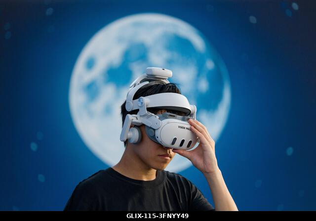 LEGJOBB KÉPEK - Egy VR-szemüveget viselő férfi 2026. szeptember 26-án Hongkongban. (Fotó: Vernon Yuen/Nexpher Images)