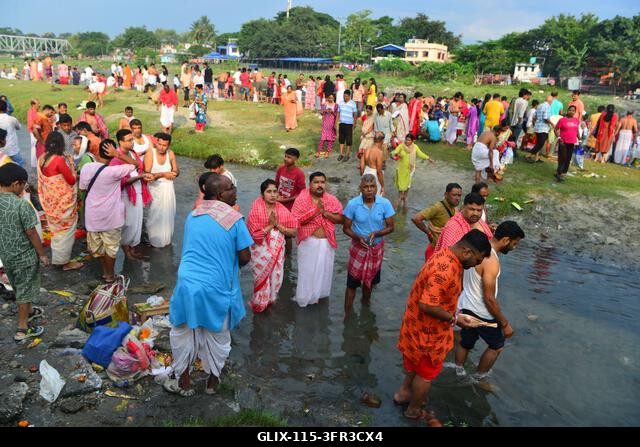 Siliguri, Nyugat-Bengál, India. 2026. október 10. Hindu hívők végzik a „Tarpan” rituálét, hogy hódolatukat fejezzék ki őseik előtt a „Pitru Paksha”...