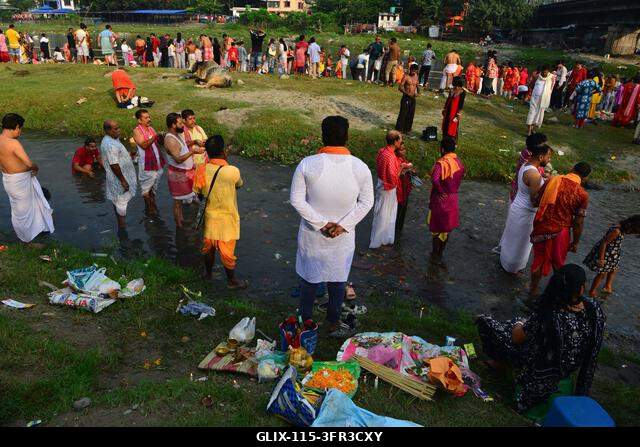Siliguri, Nyugat-Bengál, India. 2026. október 10. Hindu hívők végzik a „Tarpan” rituálét, hogy hódolatukat fejezzék ki őseik előtt a „Pitru Paksha”...