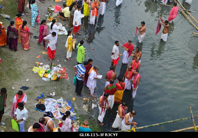 Siliguri, Nyugat-Bengál, India. 2026. október 10. Hindu hívők végzik a „Tarpan” rituálét, hogy hódolatukat fejezzék ki őseik előtt a „Pitru Paksha”...