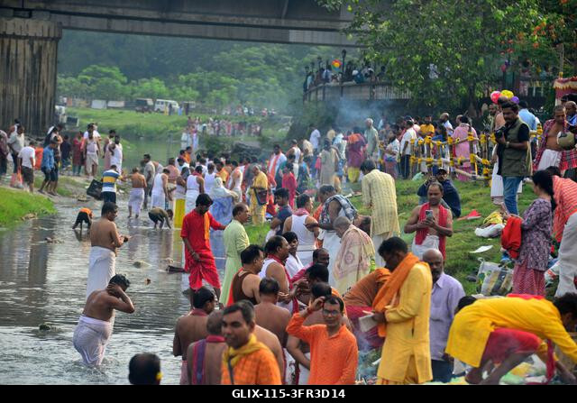 Siliguri, Nyugat-Bengál, India. 2026. október 10. Hindu hívők végzik a „Tarpan” rituálét, hogy hódolatukat fejezzék ki őseik előtt a „Pitru Paksha”...