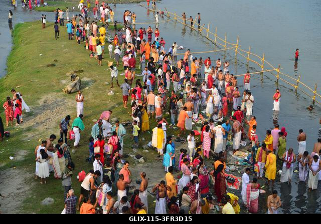 Siliguri, Nyugat-Bengál, India. 2026. október 10. Hindu hívők végzik a „Tarpan” rituálét, hogy hódolatukat fejezzék ki őseik előtt a „Pitru Paksha”...