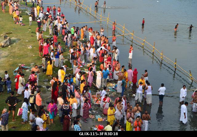 Siliguri, Nyugat-Bengál, India. 2026. október 10. Hindu hívők végzik a „Tarpan” rituálét, hogy hódolatukat fejezzék ki őseik előtt a „Pitru Paksha”...
