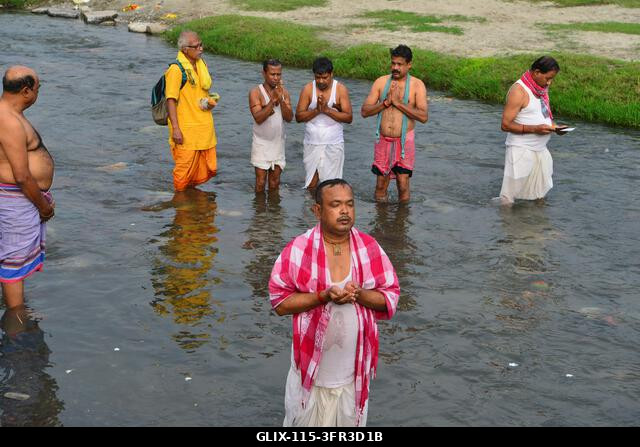 Siliguri, Nyugat-Bengál, India. 2026. október 10. Hindu hívők végzik a „Tarpan” rituálét, hogy hódolatukat fejezzék ki őseik előtt a „Pitru Paksha”...