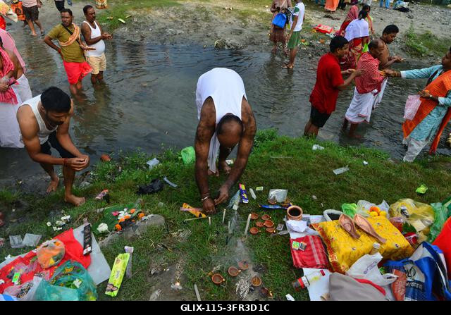 Siliguri, Nyugat-Bengál, India. 2026. október 10. Hindu hívők végzik a „Tarpan” rituálét, hogy hódolatukat fejezzék ki őseik előtt a „Pitru Paksha”...