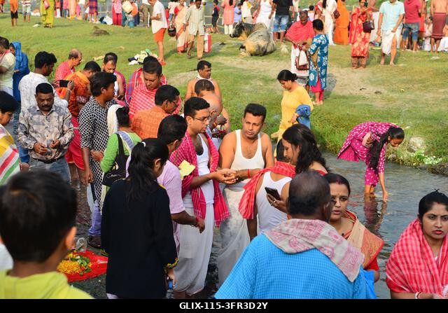 Siliguri, Nyugat-Bengál, India. 2026. október 10. Hindu hívők végzik a „Tarpan” rituálét, hogy hódolatukat fejezzék ki őseik előtt a „Pitru Paksha”...