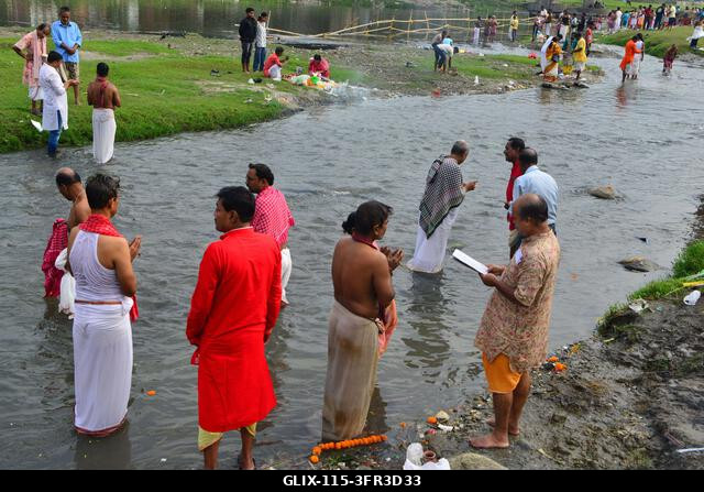 Siliguri, Nyugat-Bengál, India. 2026. október 10. Hindu hívők végzik a „Tarpan” rituálét, hogy hódolatukat fejezzék ki őseik előtt a „Pitru Paksha”...