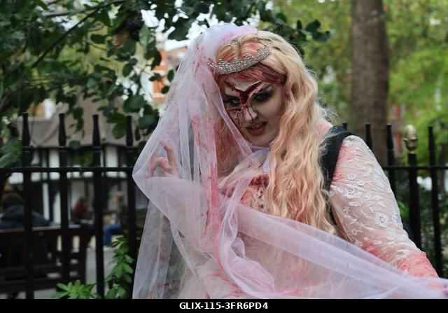 London, Egyesült Királyság. 2026. október 10. LONDON, ANGLIA - 2026. OKTÓBER 10.: Az utcák életre kelnek az élőhalottaktól, amint a zombik összegyű...