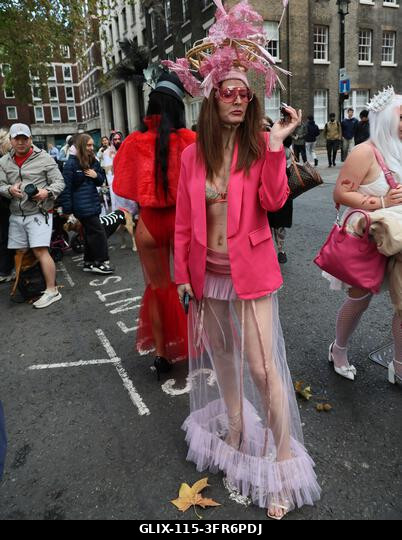 London, Egyesült Királyság. 2026. október 10. LONDON, ANGLIA - 2026. OKTÓBER 10.: Az utcák életre kelnek az élőhalottaktól, amint a zombik összegyű...