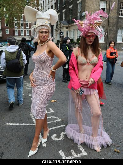 London, Egyesült Királyság. 2026. október 10. LONDON, ANGLIA - 2026. OKTÓBER 10.: Az utcák életre kelnek az élőhalottaktól, amint a zombik összegyű...