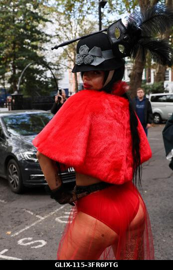 London, Egyesült Királyság. 2026. október 10. LONDON, ANGLIA - 2026. OKTÓBER 10.: Az utcák életre kelnek az élőhalottaktól, amint a zombik összegyű...