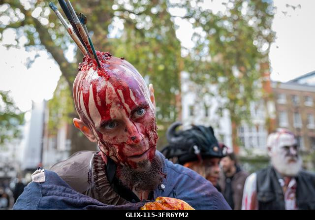 London, Egyesült Királyság. 2026. október 10. Jelmezbe öltözött résztvevők sminkben a Soho téren a Zombik Világnapján. Az esemény 2006-ban születet...