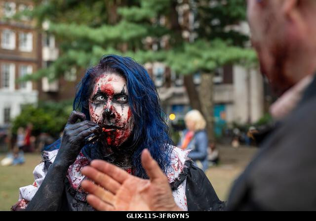 London, Egyesült Királyság. 2026. október 10. Jelmezbe öltözött résztvevők sminkben a Soho téren a Zombik Világnapján. Az esemény 2006-ban születet...