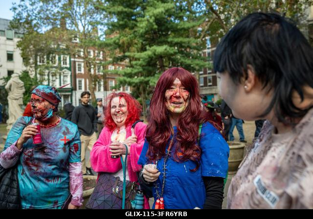London, Egyesült Királyság. 2026. október 10. Jelmezbe öltözött résztvevők sminkben a Soho téren a Zombik Világnapján. Az esemény 2006-ban születet...