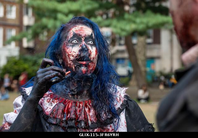 London, Egyesült Királyság. 2026. október 10. Jelmezbe öltözött résztvevők sminkben a Soho téren a Zombik Világnapján. Az esemény 2006-ban születet...