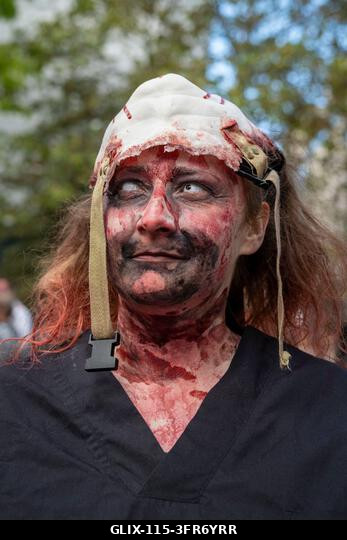 London, Egyesült Királyság. 2026. október 10. Egy jelmezbe öltözött résztvevő sminkben a Soho téren a Zombik Világnapján. Az esemény 2006-ban szüle...