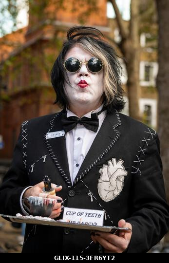 London, Egyesült Királyság. 2026. október 10. Egy jelmezbe öltözött résztvevő sminkben a Soho téren a Zombik Világnapján. Az esemény 2006-ban szüle...