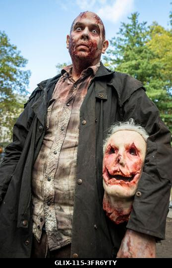 London, Egyesült Királyság. 2026. október 10. Egy jelmezbe öltözött résztvevő sminkben a Soho téren a Zombik Világnapján. Az esemény 2006-ban szüle...