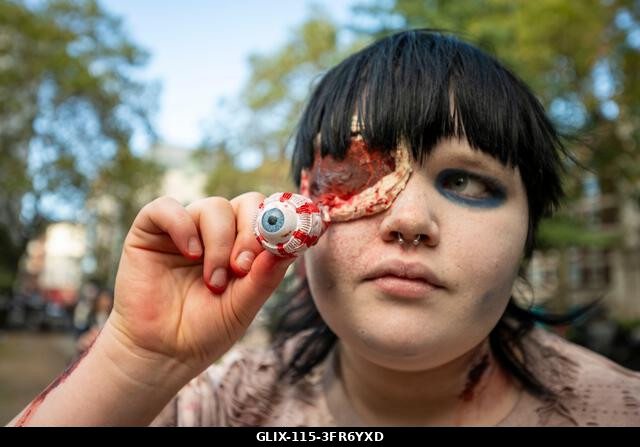 London, Egyesült Királyság. 2026. október 10. Egy jelmezbe öltözött résztvevő sminkben a Soho téren a Zombik Világnapján. Az esemény 2006-ban szüle...