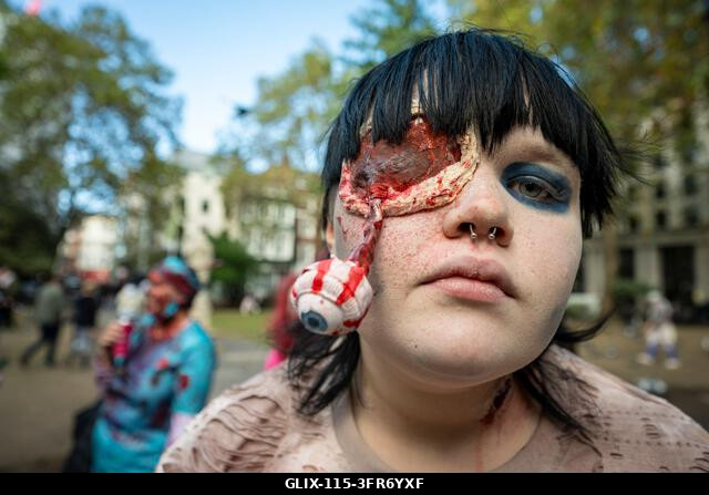 London, Egyesült Királyság. 2026. október 10. Egy jelmezbe öltözött résztvevő sminkben a Soho téren a Zombik Világnapján. Az esemény 2006-ban szüle...