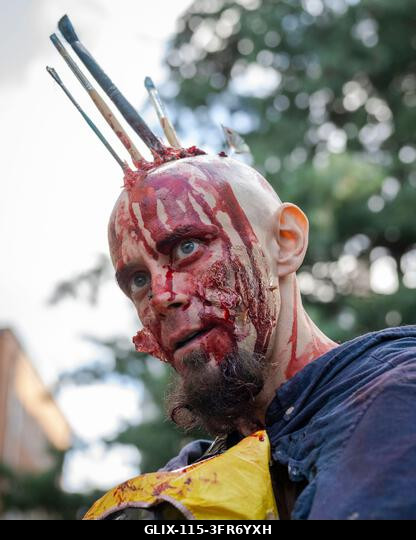 London, Egyesült Királyság. 2026. október 10. Egy jelmezbe öltözött résztvevő sminkben a Soho téren a Zombik Világnapján. Az esemény 2006-ban szüle...