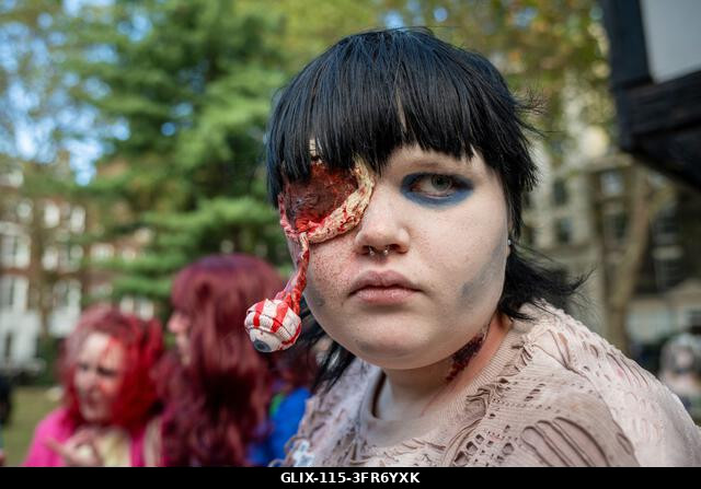 London, Egyesült Királyság. 2026. október 10. Egy jelmezbe öltözött résztvevő sminkben a Soho téren a Zombik Világnapján. Az esemény 2006-ban szüle...