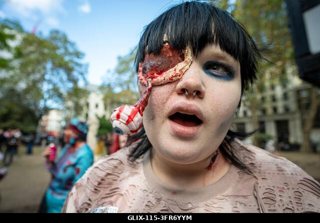 London, Egyesült Királyság. 2026. október 10. Egy jelmezbe öltözött résztvevő sminkben a Soho téren a Zombik Világnapján. Az esemény 2006-ban szüle...