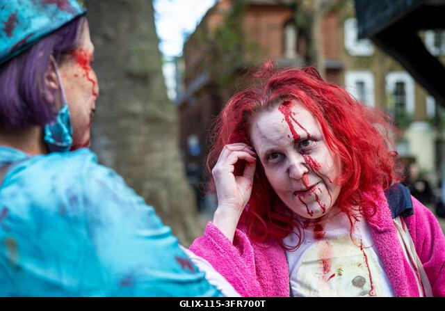 London, Egyesült Királyság. 2026. október 10. Jelmezbe öltözött résztvevők sminkben a Soho téren a Zombik Világnapján. Az esemény 2006-ban születet...