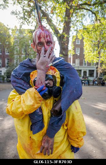 London, Egyesült Királyság. 2026. október 10. Egy jelmezbe öltözött résztvevő sminkben a Soho téren a Zombik Világnapján. Az esemény 2006-ban szüle...