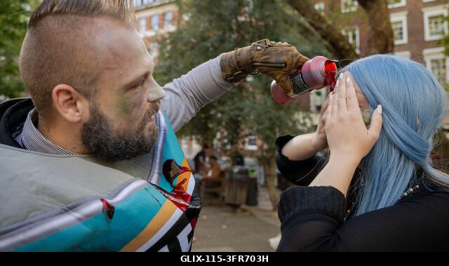 London, Egyesült Királyság. 2026. október 10. Jelmezbe öltözött résztvevők, akik vérsminket visznek fel a Soho téren a Zombik Világnapján. Az esemé...