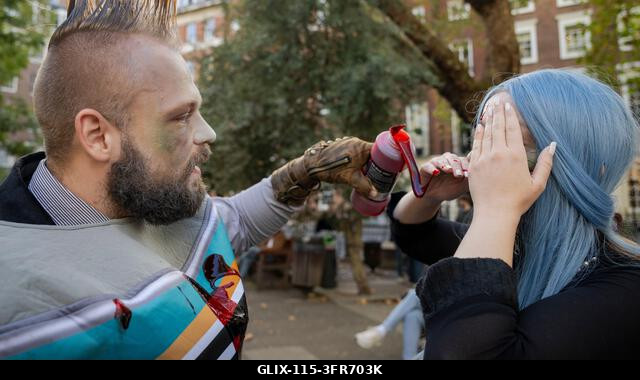 London, Egyesült Királyság. 2026. október 10. Jelmezbe öltözött résztvevők, akik vérsminket visznek fel a Soho téren a Zombik Világnapján. Az esemé...