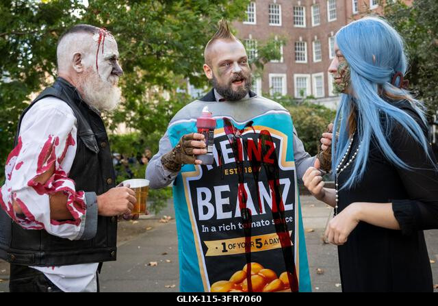 London, Egyesült Királyság. 2026. október 10. Jelmezbe öltözött résztvevők sminkben a Soho téren a Zombik Világnapján. Az esemény 2006-ban születet...