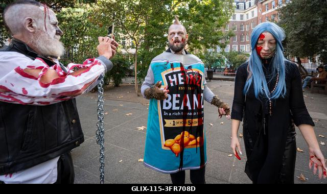 London, Egyesült Királyság. 2026. október 10. Jelmezbe öltözött résztvevők sminkben a Soho téren a Zombik Világnapján. Az esemény 2006-ban születet...