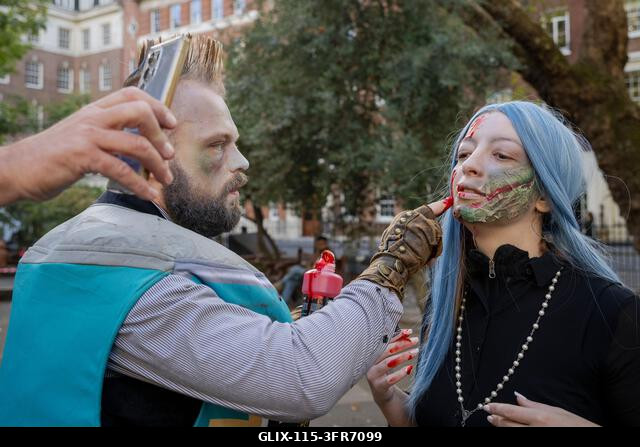 London, Egyesült Királyság. 2026. október 10. Jelmezbe öltözött résztvevők, akik vérsminket visznek fel a Soho téren a Zombik Világnapján. Az esemé...