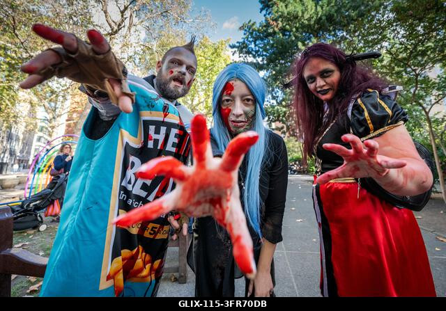 London, Egyesült Királyság. 2026. október 10. Jelmezbe öltözött résztvevők sminkben a Soho téren a Zombik Világnapján. Az esemény 2006-ban születet...