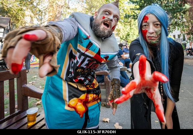 London, Egyesült Királyság. 2026. október 10. Jelmezbe öltözött résztvevők sminkben a Soho téren a Zombik Világnapján. Az esemény 2006-ban születet...