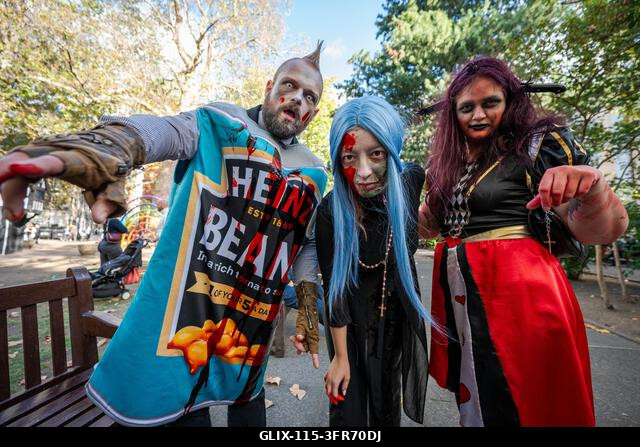 London, Egyesült Királyság. 2026. október 10. Jelmezbe öltözött résztvevők sminkben a Soho téren a Zombik Világnapján. Az esemény 2006-ban születet...