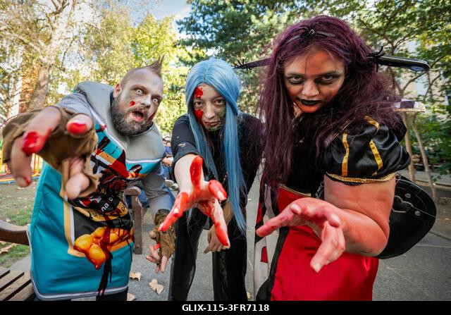 London, Egyesült Királyság. 2026. október 10. Jelmezbe öltözött résztvevők sminkben a Soho téren a Zombik Világnapján. Az esemény 2006-ban születet...