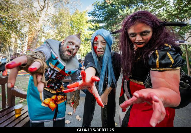 London, Egyesült Királyság. 2026. október 10. Jelmezbe öltözött résztvevők sminkben a Soho téren a Zombik Világnapján. Az esemény 2006-ban születet...