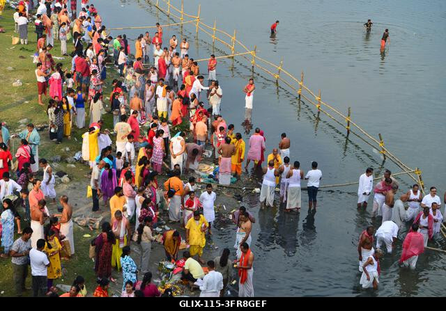SILIGURI, INDIA, 2026. OKTÓBER 10.: Hindu hívők végzik a Tarpan rituálét a Mahananda folyó partján Siliguriban a Pitru Paksha utolsó napján, amely...