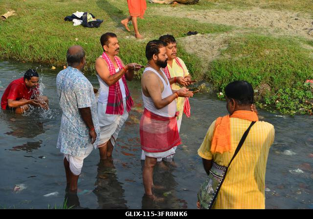 Siliguri, Nyugat-Bengál, India. 2026. október 10. SILIGURI, INDIA, 2026. OKTÓBER 10.: Hindu hívők végzik a Tarpan rituálét a Mahananda folyó partjá...