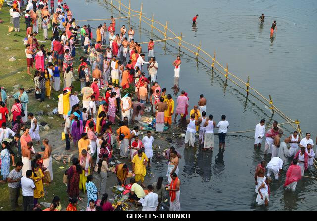 Siliguri, Nyugat-Bengál, India. 2026. október 10. SILIGURI, INDIA, 2026. OKTÓBER 10.: Hindu hívők végzik a Tarpan rituálét a Mahananda folyó partjá...