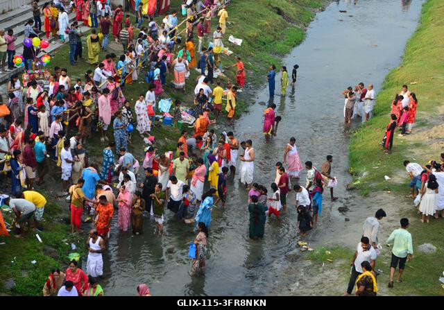 Siliguri, Nyugat-Bengál, India. 2026. október 10. SILIGURI, INDIA, 2026. OKTÓBER 10.: Hindu hívők végzik a Tarpan rituálét a Mahananda folyó partjá...