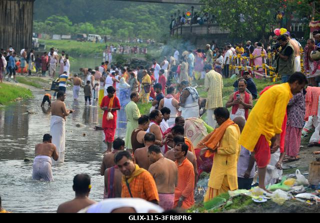 SILIGURI, INDIA, 2026. OKTÓBER 10.: Hindu hívők végzik a Tarpan rituálét a Mahananda folyó partján Siliguriban a Pitru Paksha utolsó napján, amely...
