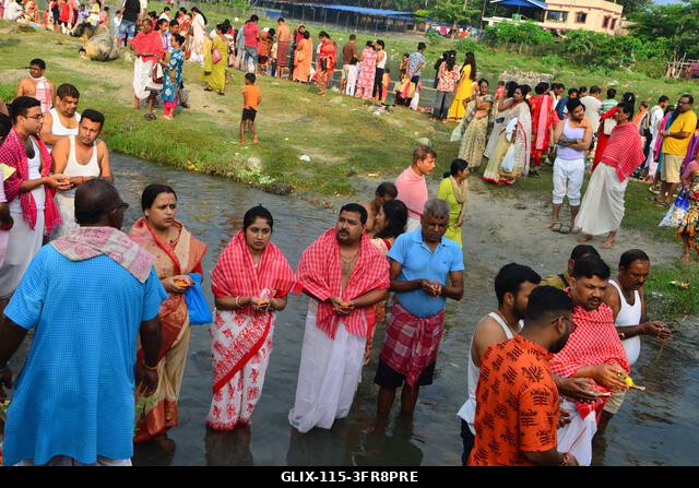 SILIGURI, INDIA, 2026. OKTÓBER 10.: Hindu hívők végzik a Tarpan rituálét a Mahananda folyó partján Siliguriban a Pitru Paksha utolsó napján, amely...