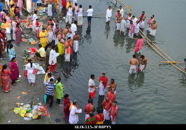 SILIGURI, INDIA, 2026. OKTÓBER 10.: Hindu hívők végzik a Tarpan rituálét a Mahananda folyó partján Siliguriban a Pitru Paksha utolsó napján, amely...