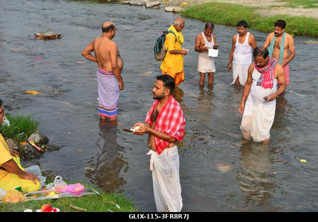 SILIGURI, INDIA, 2026. OKTÓBER 10.: Hindu hívők végzik a Tarpan rituálét a Mahananda folyó partján Siliguriban a Pitru Paksha utolsó napján, amely...