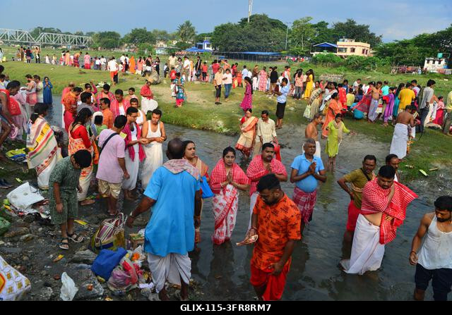 SILIGURI, INDIA, 2026. OKTÓBER 10.: Hindu hívők végzik a Tarpan rituálét a Mahananda folyó partján Siliguriban a Pitru Paksha utolsó napján, amely...